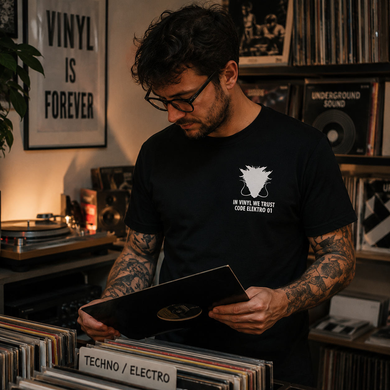 In Vinyl We Trust - Short sleeve T-shirt